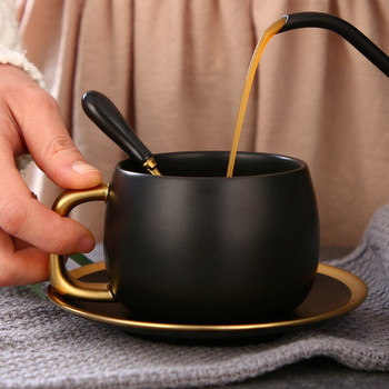 Модерна елегантна порцеланова чаша за кафе с чинийка и лъжица Висококачествен черен и златен комплект чаши за чай Home Party Офис Сервизи