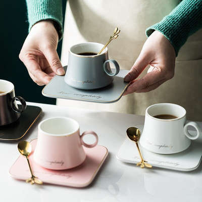 Európai porcelán Kerámia bögre Szójatej Reggeli Sűrített kávé Tea csésze és csészealj készletek arany kanalas bögrék Karácsonyi csészék