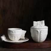 Rochie de domn cu bowknot crem, ceașcă de cafea în relief și farfurie/oală de zahăr, cutie pentru pliculețe de ceai