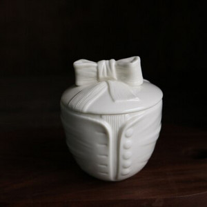 Rochie de domn cu bowknot crem, ceașcă de cafea în relief și farfurie/oală de zahăr, cutie pentru pliculețe de ceai