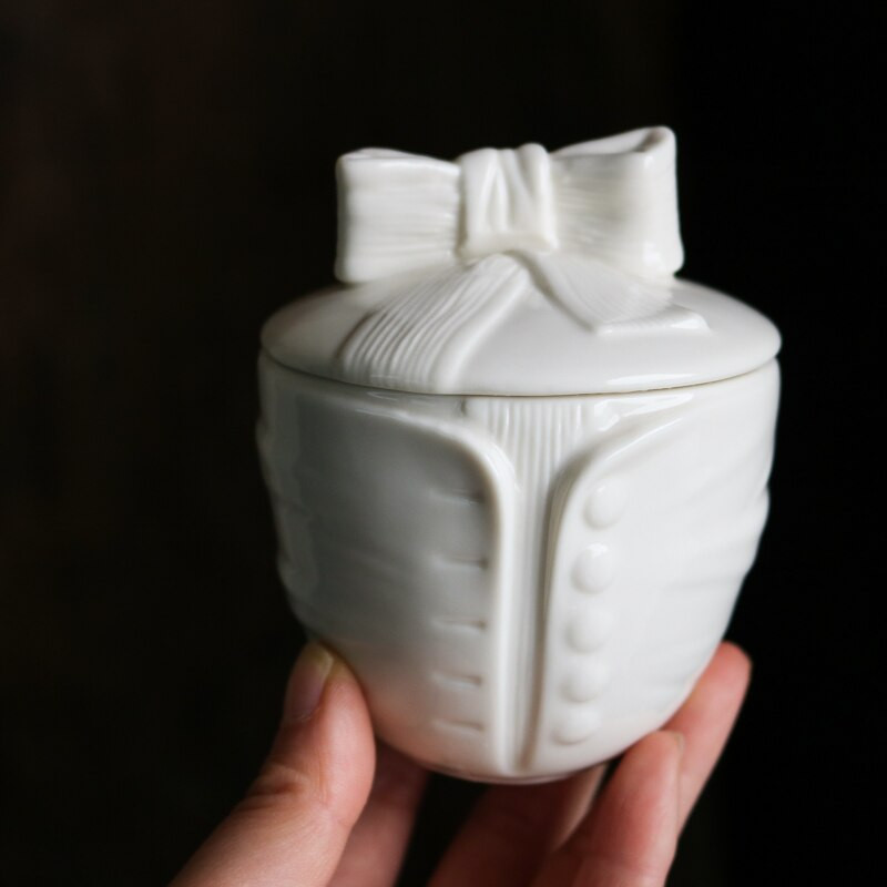 Rochie de domn cu bowknot crem, ceașcă de cafea în relief și farfurie/oală de zahăr, cutie pentru pliculețe de ceai