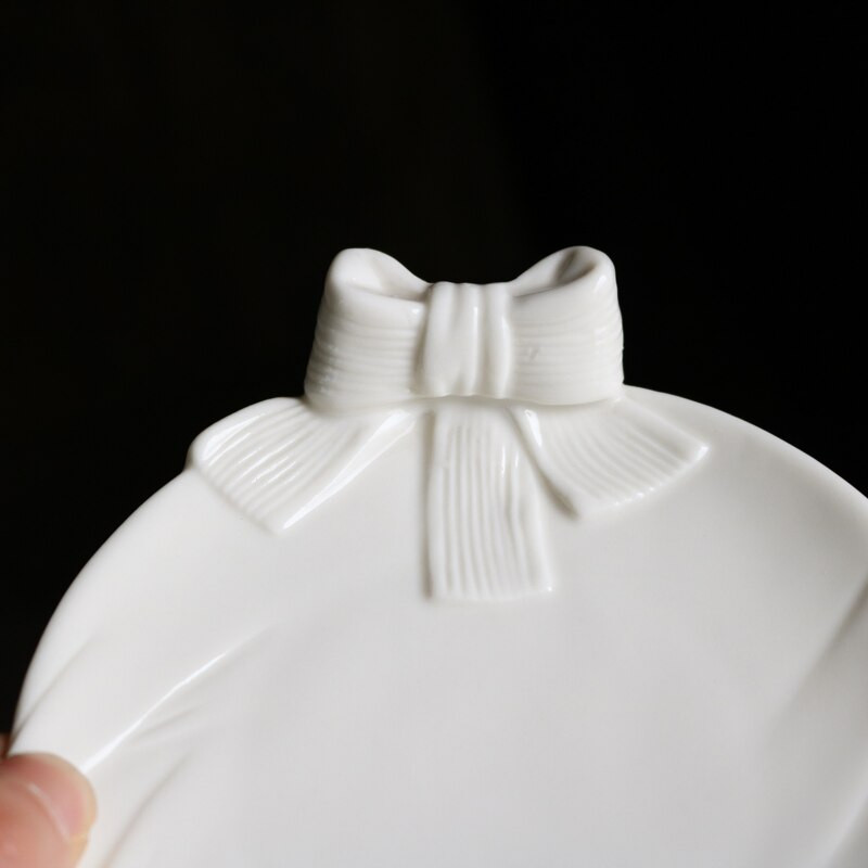 Rochie de domn cu bowknot crem, ceașcă de cafea în relief și farfurie/oală de zahăr, cutie pentru pliculețe de ceai