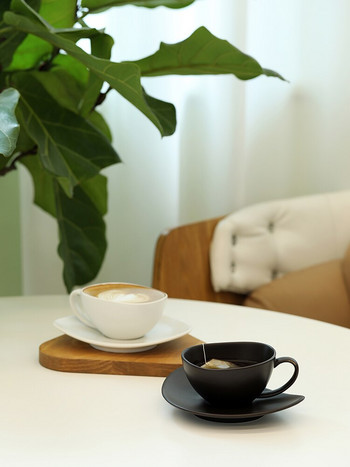 Комплект чаши за кафе и чинийки от матова керамика Млечнобяла/черна Декоративна чаша 150 ml Прибори за пиене Специална форма на чаша за уста