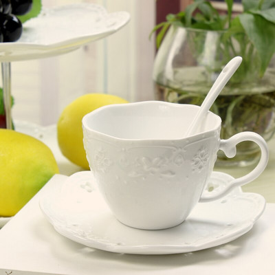 Dropshipping Dombornyomott Bone China kávéscsésze 2db szett teáscsésze fehér kerámia bögre csészealjjal és polccal Ünnepi karácsonyi ajándékok