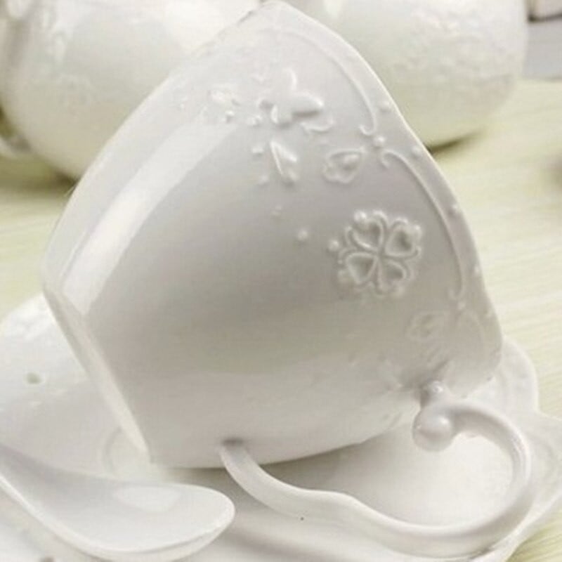 Dropshipping Dombornyomott Bone China kávéscsésze 2db szett teáscsésze fehér kerámia bögre csészealjjal és polccal Ünnepi karácsonyi ajándékok
