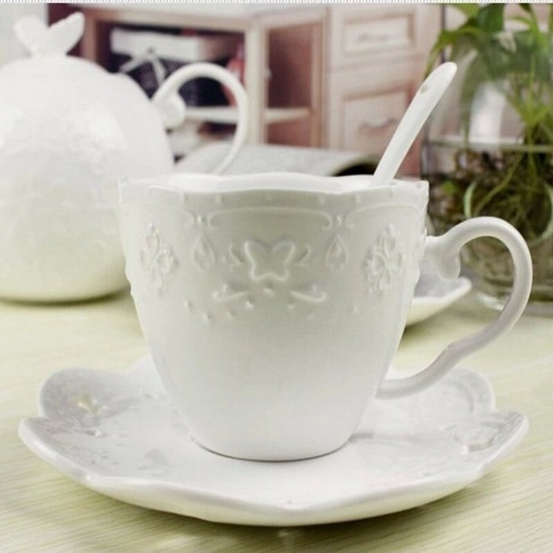 Dropshipping Dombornyomott Bone China kávéscsésze 2db szett teáscsésze fehér kerámia bögre csészealjjal és polccal Ünnepi karácsonyi ajándékok