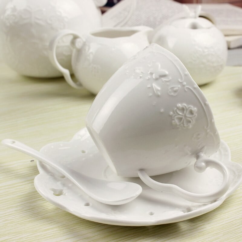 Dropshipping Dombornyomott Bone China kávéscsésze 2db szett teáscsésze fehér kerámia bögre csészealjjal és polccal Ünnepi karácsonyi ajándékok