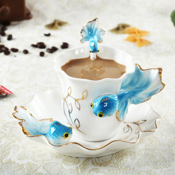 Творческа ръчно изработена порцеланова емайлирана чаша за кафе със златна рибка с чинийка и комплект лъжици Порцеланова чаша за чай Подарък за Свети Валентин