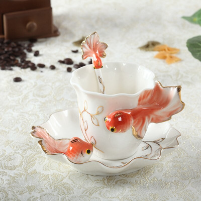 Kreatív kézzel készített porcelán zománcozott aranyhal kávéscsésze csészealjjal és kanál készlettel Porcelán teáscsésze Valentin-napi ajándék