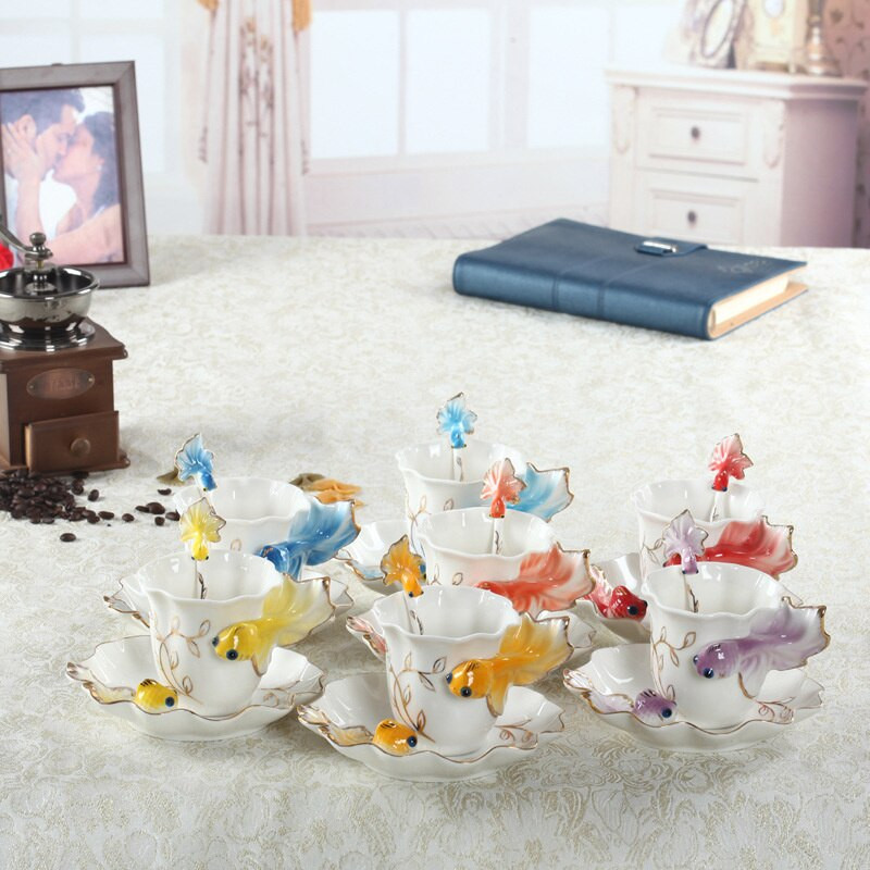 Kreatív kézzel készített porcelán zománcozott aranyhal kávéscsésze csészealjjal és kanál készlettel Porcelán teáscsésze Valentin-napi ajándék