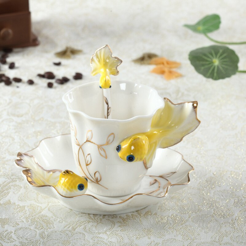 Kreatív kézzel készített porcelán zománcozott aranyhal kávéscsésze csészealjjal és kanál készlettel Porcelán teáscsésze Valentin-napi ajándék