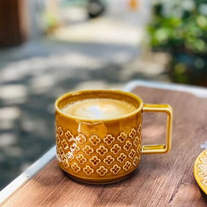 Ceașă/farfurie de cafea cu flori în relief de culoarea caramelului Edo albastru din ceramică la temperatură înaltă