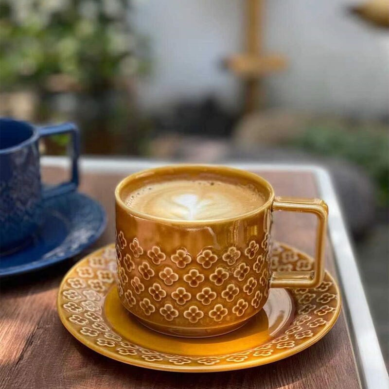 Ceașă/farfurie de cafea cu flori în relief de culoarea caramelului Edo albastru din ceramică la temperatură înaltă