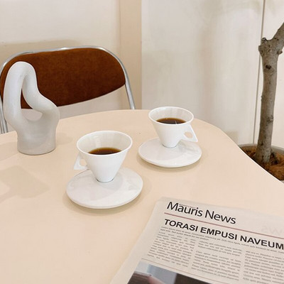 Creative Fine Bone China kūgio tipo espreso puodeliai lėkštučių rinkiniai 60 ml balti nedideli keraminiai arbatos puodeliai ir lėkštė Kavinės vakarėlio gėrimai