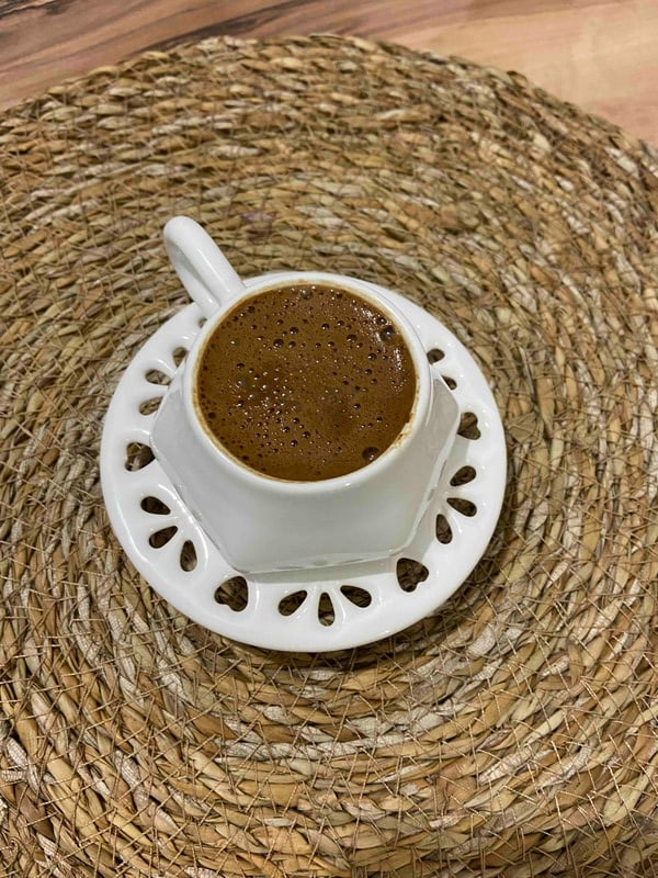 Fehér színű kávéscsésze készlet 2 db vegyes színű minőségi stílusos kerámia csésze és csészealj török kávé espresso 100cc Törökországban készült