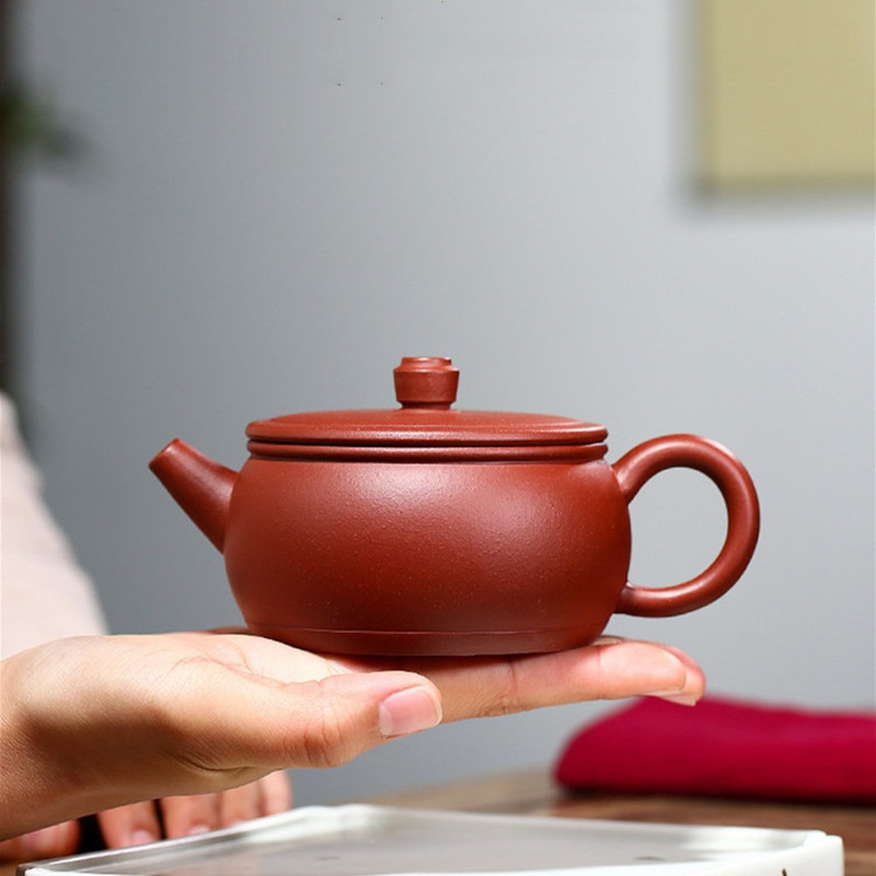 230 ml Yixing autentični ljubičasti glineni čajnici s kuglastim otvorom za filtriranje Lonac za čaj Kuhalo za vodu Sirovo ljubičasto blato Ručno izrađeni Zisha set za čaj Pokloni