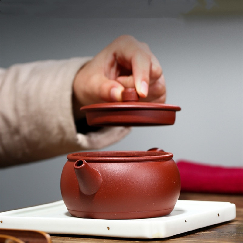 230 ml Yixing autentični ljubičasti glineni čajnici s kuglastim otvorom za filtriranje Lonac za čaj Kuhalo za vodu Sirovo ljubičasto blato Ručno izrađeni Zisha set za čaj Pokloni