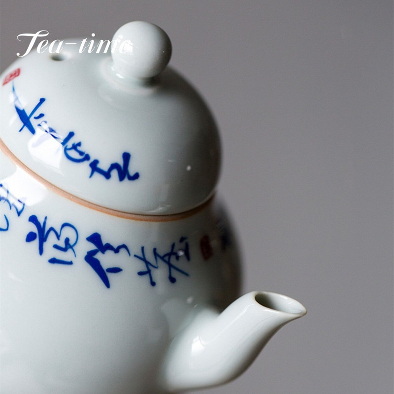 100 ml-es ősi kék mázas kék-fehér teáskanna kézzel írt Cursive Script Poetry Poetry edény szűrős teafőzővel, vízforraló Kungfu teaset