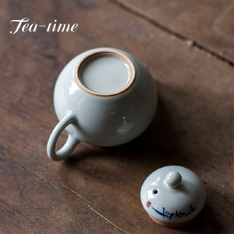 100 ml-es ősi kék mázas kék-fehér teáskanna kézzel írt Cursive Script Poetry Poetry edény szűrős teafőzővel, vízforraló Kungfu teaset