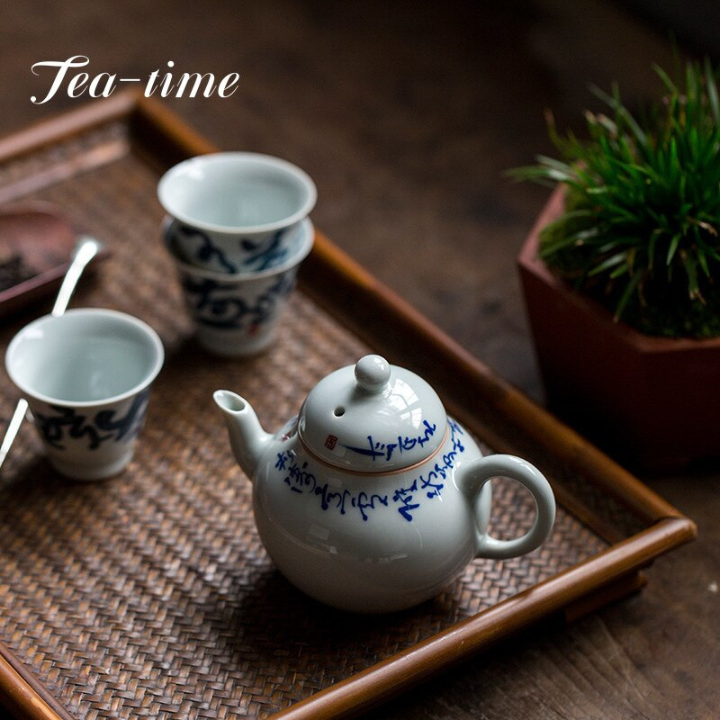 100 ml-es ősi kék mázas kék-fehér teáskanna kézzel írt Cursive Script Poetry Poetry edény szűrős teafőzővel, vízforraló Kungfu teaset