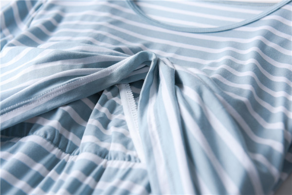 Раирана дамска нощница с обло деколте и къс ръкав за бременни