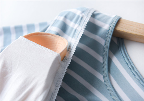 Раирана дамска нощница с обло деколте и къс ръкав за бременни