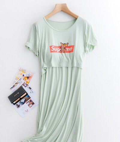 Дамска нощница с щампа подходяща за кърмачки