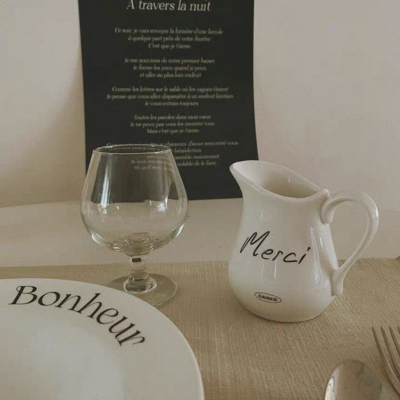 Prilagođena korejska INS stilska keramička posuda za mlijeko od 300 ml, vintage bijela francuska mechi otisnuta porculan hotelski restoran Koristite vrč za mlijeko za čaj