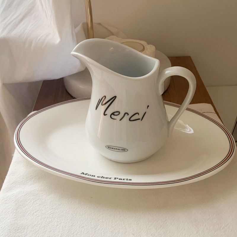 Prilagođena korejska INS stilska keramička posuda za mlijeko od 300 ml, vintage bijela francuska mechi otisnuta porculan hotelski restoran Koristite vrč za mlijeko za čaj