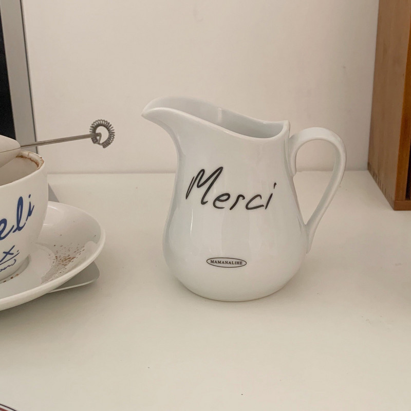 Prilagođena korejska INS stilska keramička posuda za mlijeko od 300 ml, vintage bijela francuska mechi otisnuta porculan hotelski restoran Koristite vrč za mlijeko za čaj