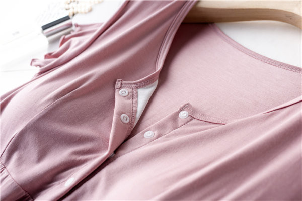 Едноцветна дамска нощница с обло деколте за кърмачки