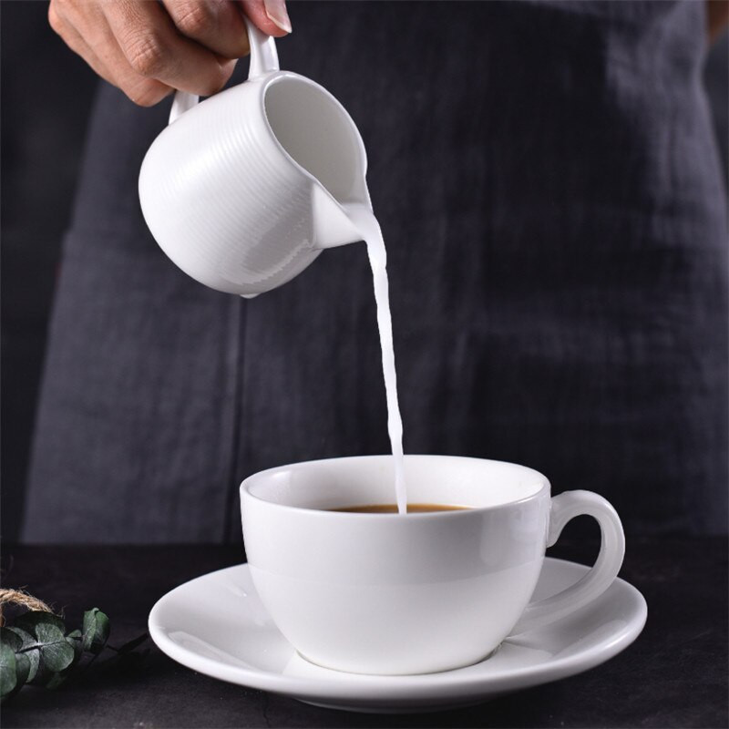 Európai kerámia tejkancsó kiöntő kancsó kávé krémes bögre fehér porcelán szív alakú cukorpalack bambusz tálcával és fedéllel