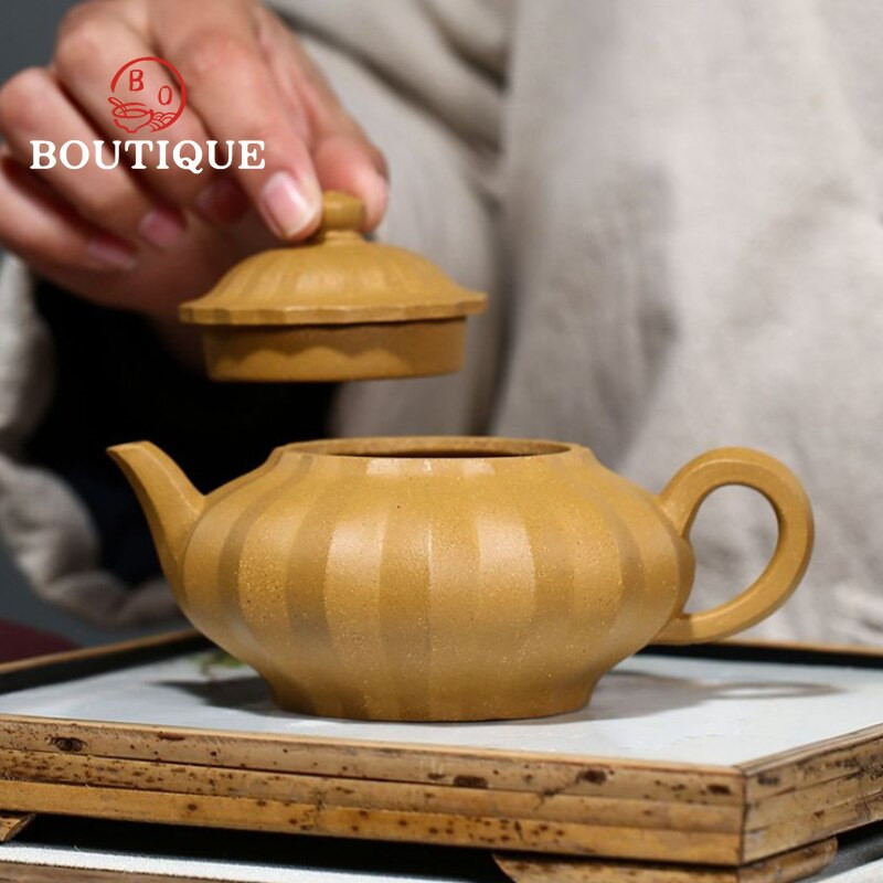 220 ml kínai Yixing lila agyag teáskannák Híres kézzel készített teáskanna nyers érc aranymetszetű iszapos vízforraló Zisha Art teáskészlet Italkészlet