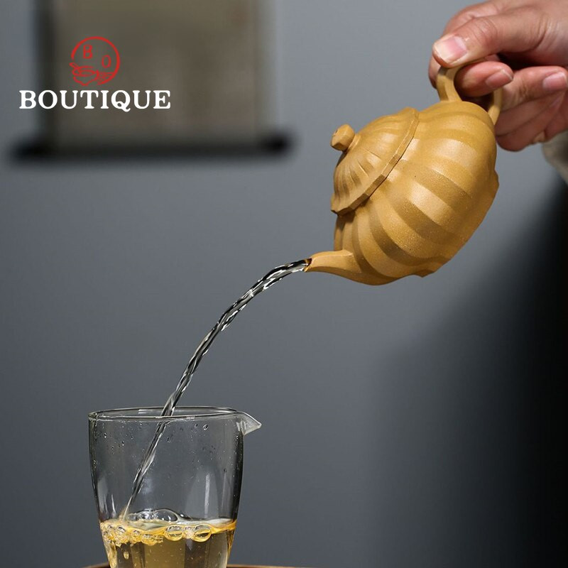 220 ml kínai Yixing lila agyag teáskannák Híres kézzel készített teáskanna nyers érc aranymetszetű iszapos vízforraló Zisha Art teáskészlet Italkészlet