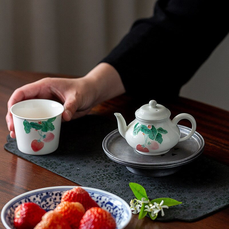 100 ml grynas rankomis dažytas braškių meno keraminis arbatinukas Vieno puodo buitinis arbatos virdulys eskizinis puodas su filtro anga Kung Fu teaset