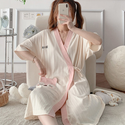 Дамска нощница с шпиц деколте -подходяща за кърмачки