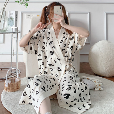 Дамска нощница с шпиц деколте -подходяща за кърмачки