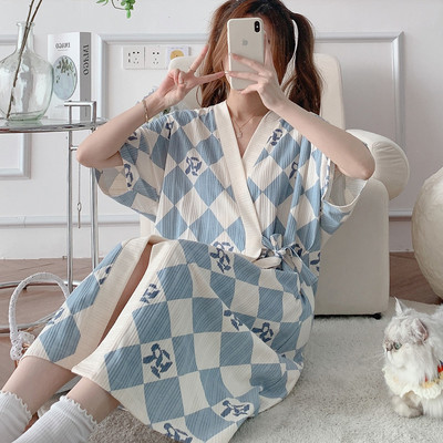 Дамска нощница с шпиц деколте -подходяща за кърмачки