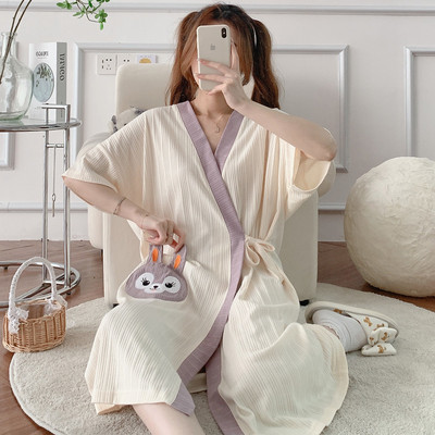 Дамска нощница с шпиц деколте -подходяща за кърмачки