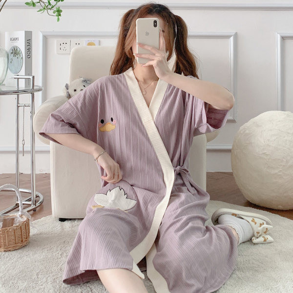 Дамска нощница с шпиц деколте -подходяща за кърмачки