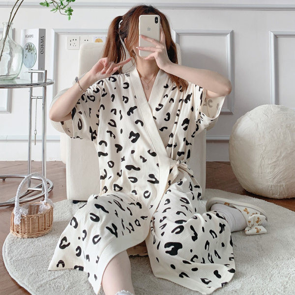 Дамска нощница с шпиц деколте -подходяща за кърмачки