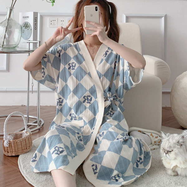 Дамска нощница с шпиц деколте -подходяща за кърмачки