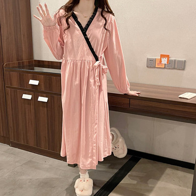 Нов модел нощница с шпиц деколте за кърмачки