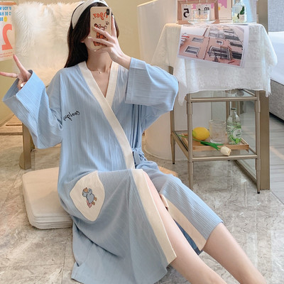 Нов модел нощница с шпиц деколте за кърмачки