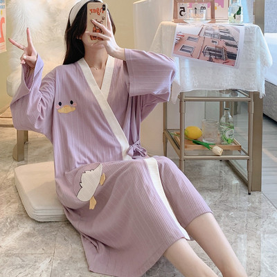 Нов модел нощница с шпиц деколте за кърмачки