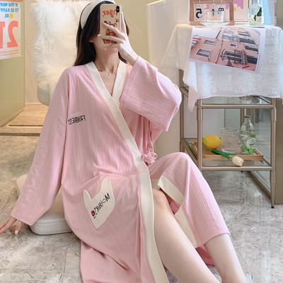 Нов модел нощница с шпиц деколте за кърмачки