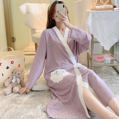 Нов модел нощница с шпиц деколте за кърмачки