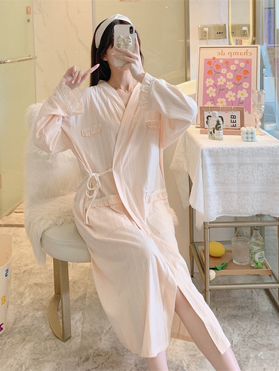 Нов модел нощница с шпиц деколте за кърмачки