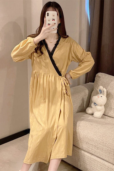 Нов модел нощница с шпиц деколте за кърмачки