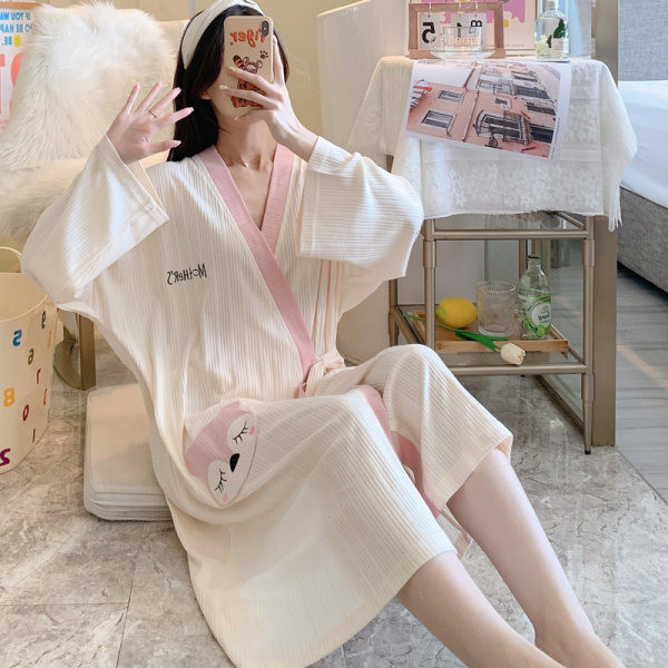 Нов модел нощница с шпиц деколте за кърмачки